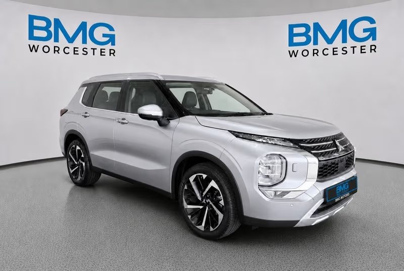 2024 Mitsubishi Outlander — Front-right three-quarter