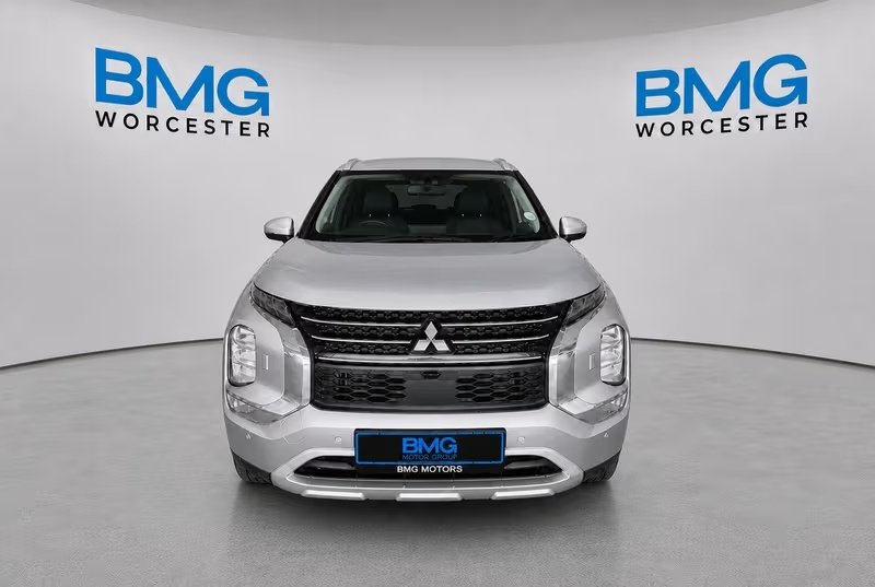 2024 Mitsubishi Outlander — Front