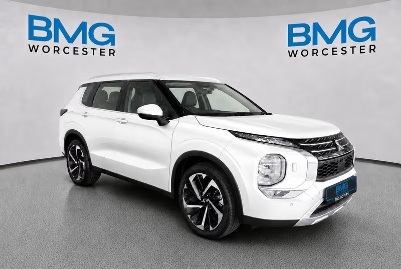 2024 Mitsubishi Outlander — Front-right three-quarter