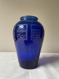 Jarrón de vidrio azul