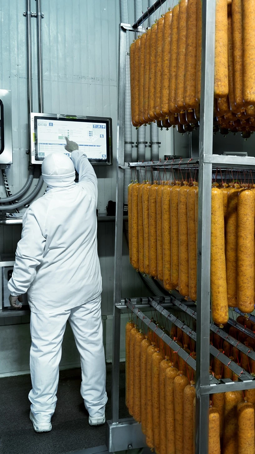 Dipendente Bombieri che usa uno schermo touch screen per tracciare l'avanzamento delle lavorazioni