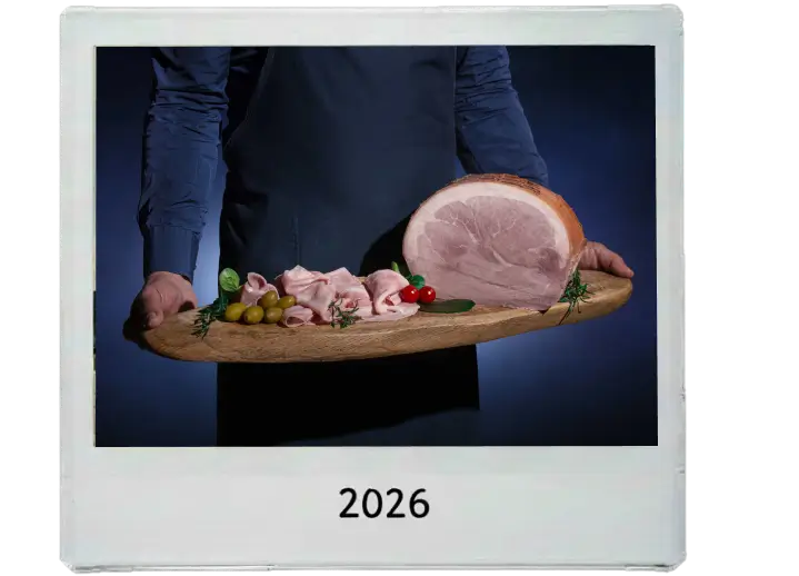 Persona a mezzo busto che tiene in mano un tagliere con sopra il prosciutto cotto su sfondo blu