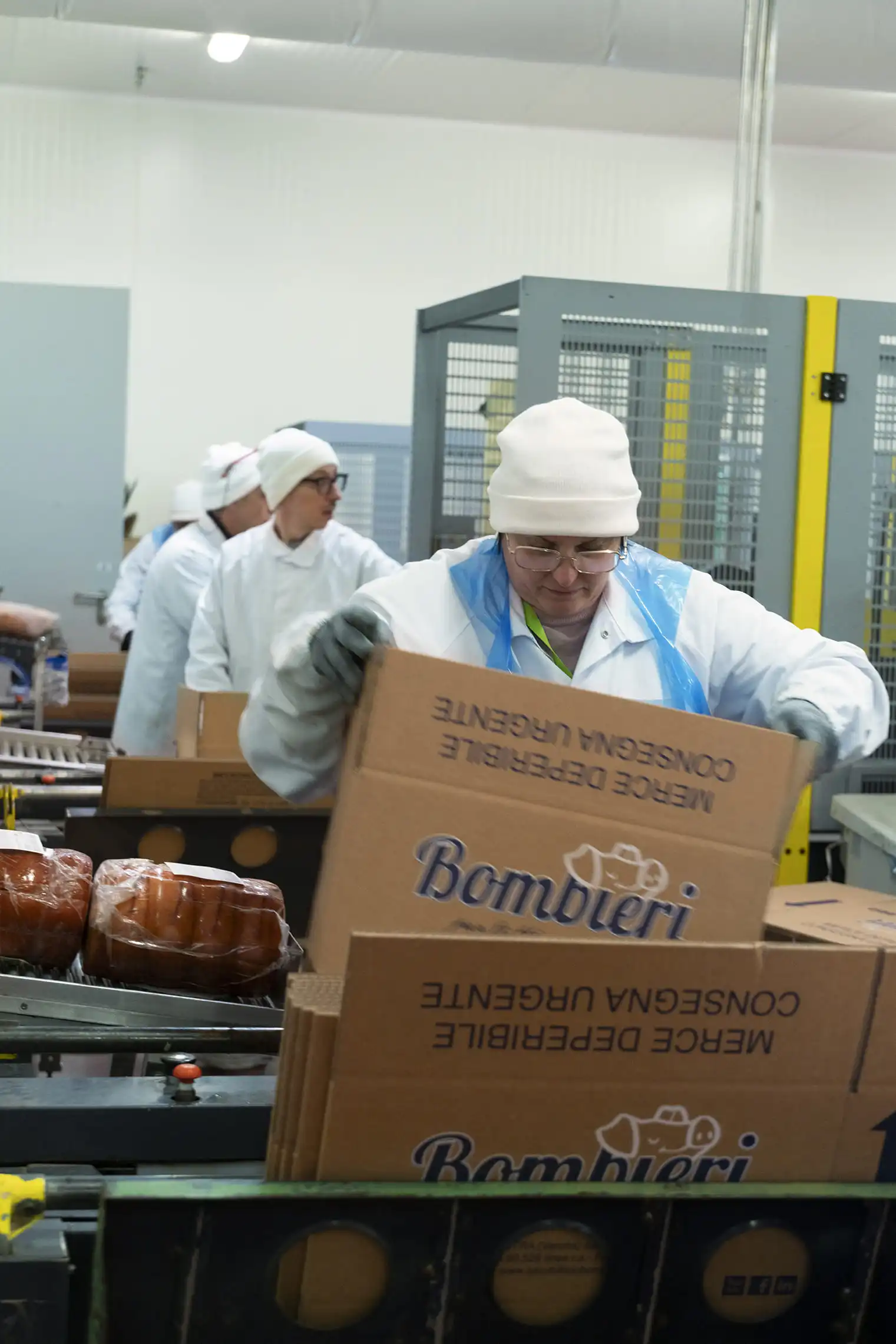 Preparazione scatole per la spedizione dei salumi Bombieri