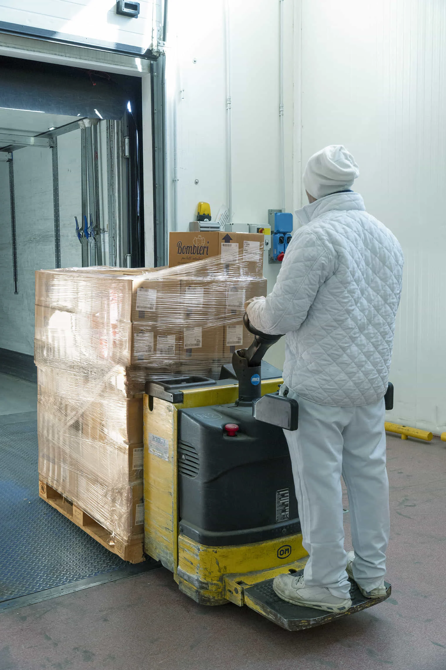 Salumi Bombieri imballati e trasportati su pallet in magazzino