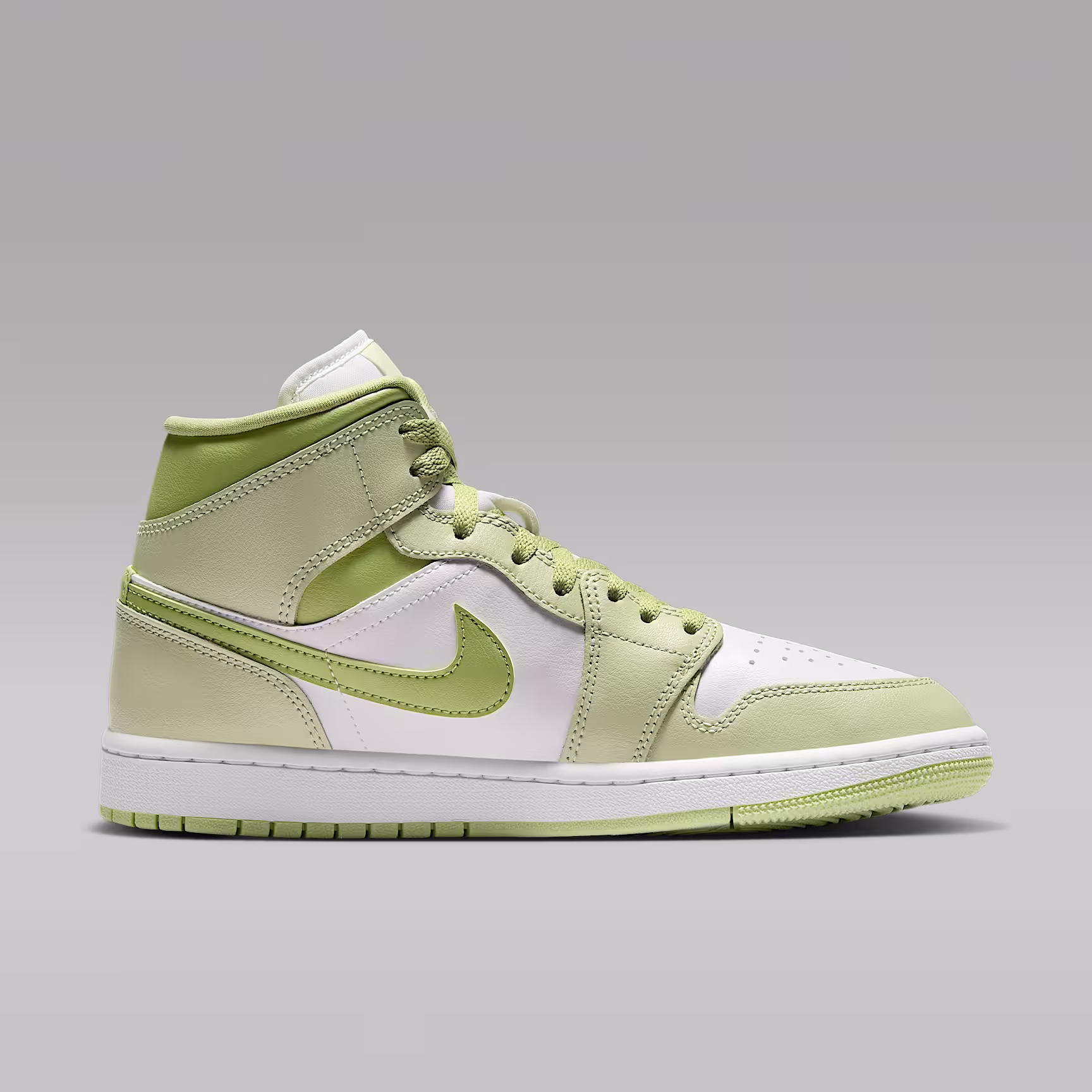 Air Jordan 1 Mid view 3