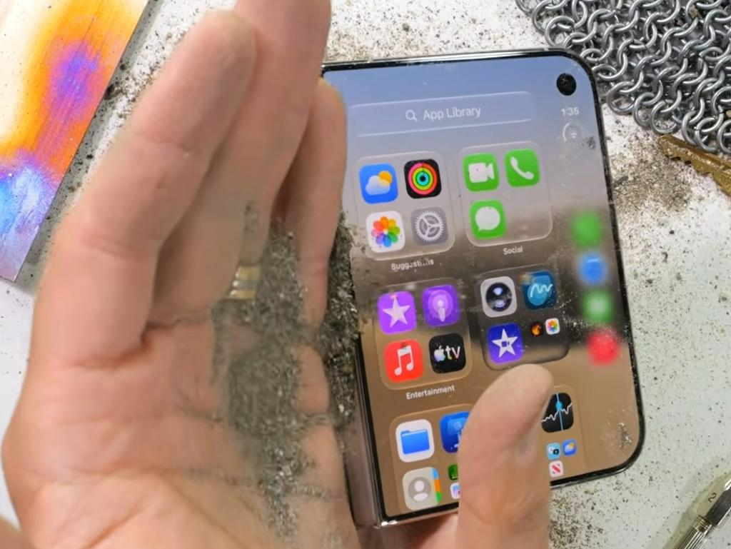 iPhone Duo 災情懶人包：螢幕裂痕、鉸鏈異音，原廠免費換機嗎？ 文章圖片