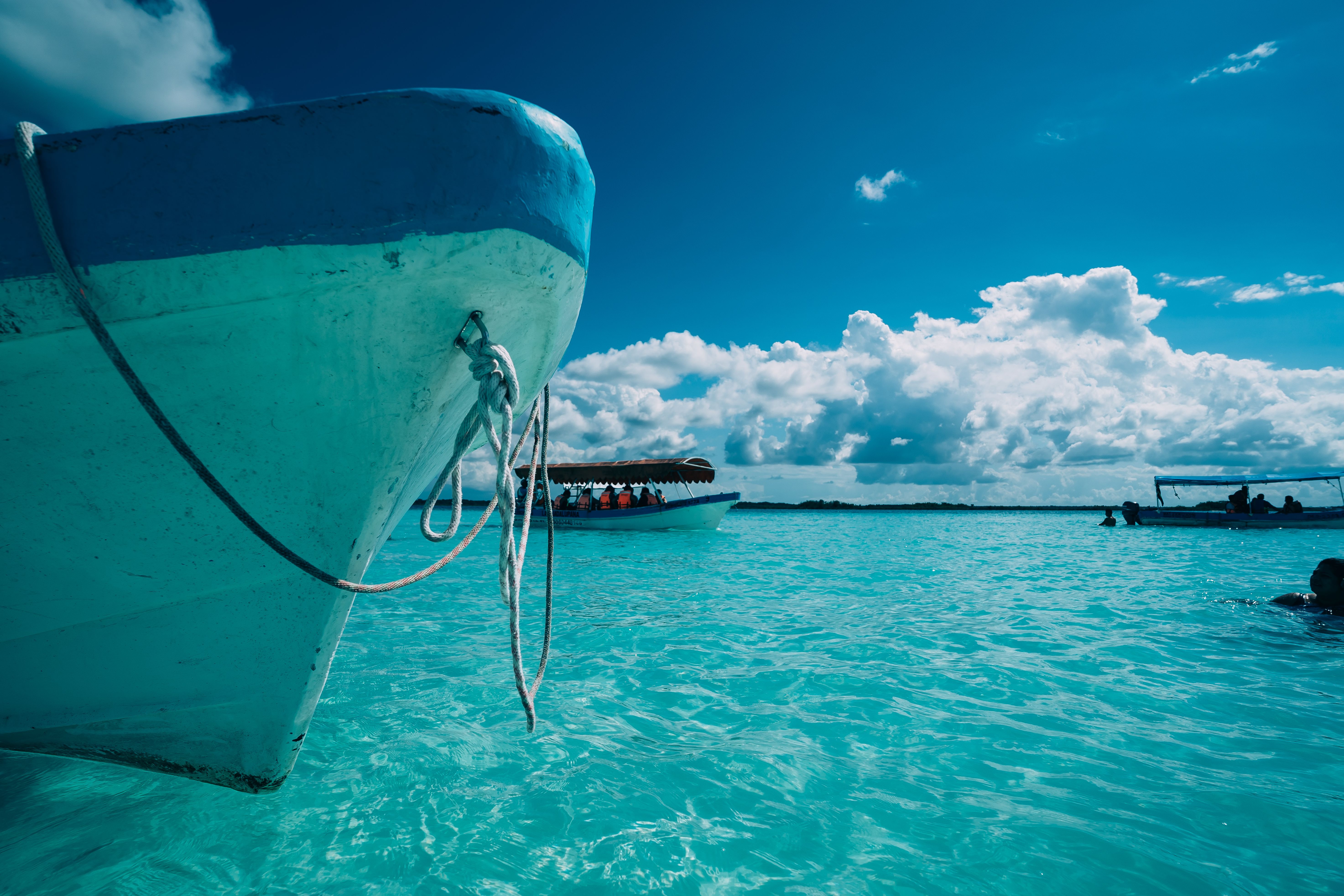 Turquoise water and pale bottom in Bacalar Lagoon