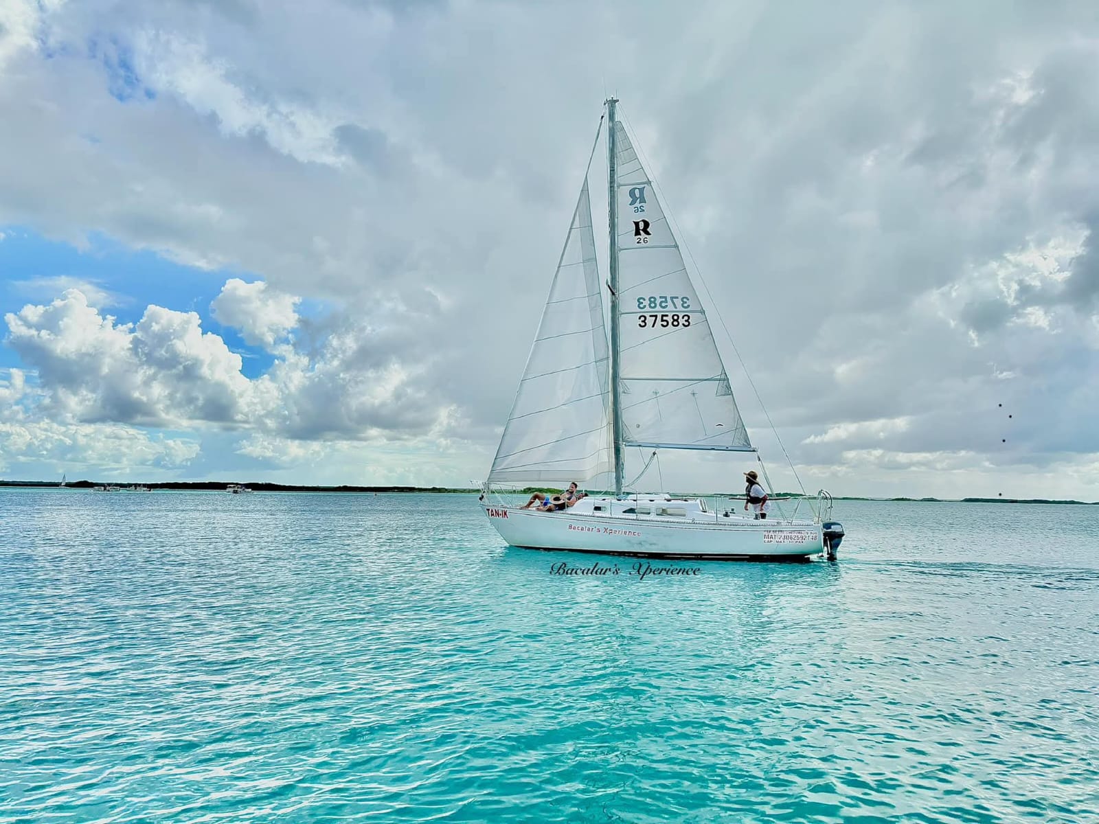 Private Sailboat Tour in Bacalar Lagoon - Image 2