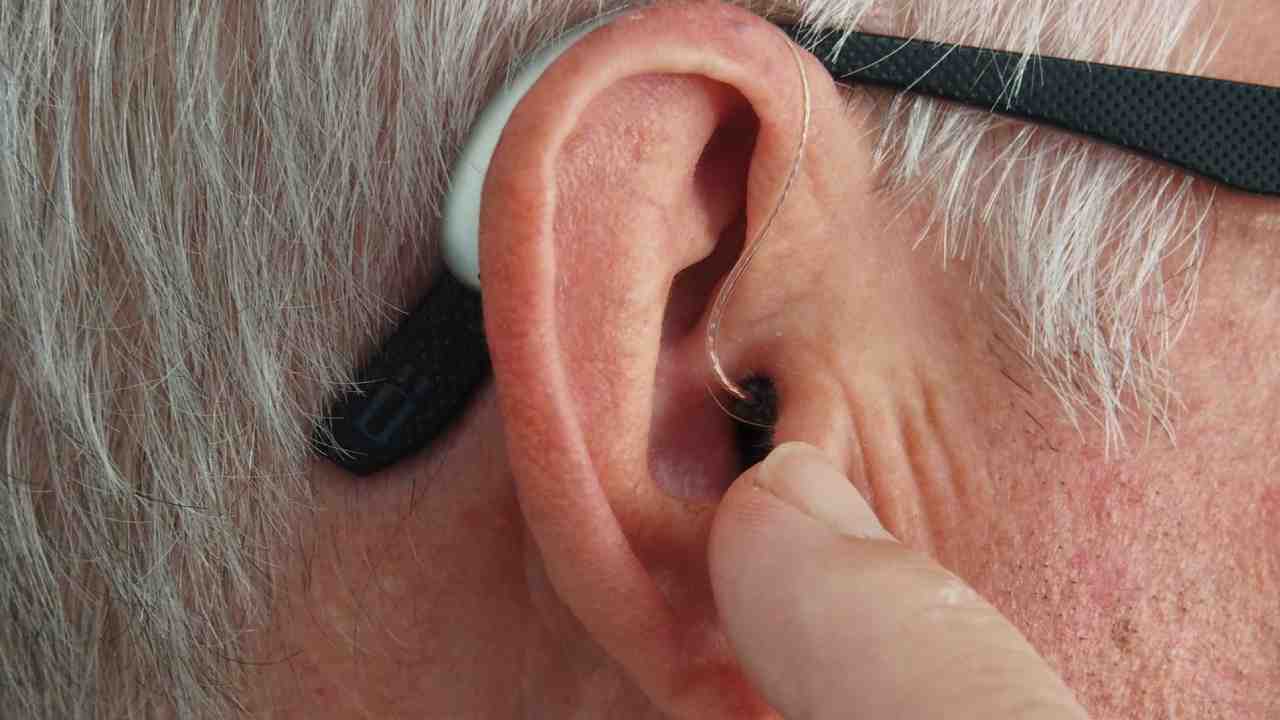Alat Bantu Dengar- Menguatkan Bunyi Sebelum Sampai ke Telinga- DoctorOnCall