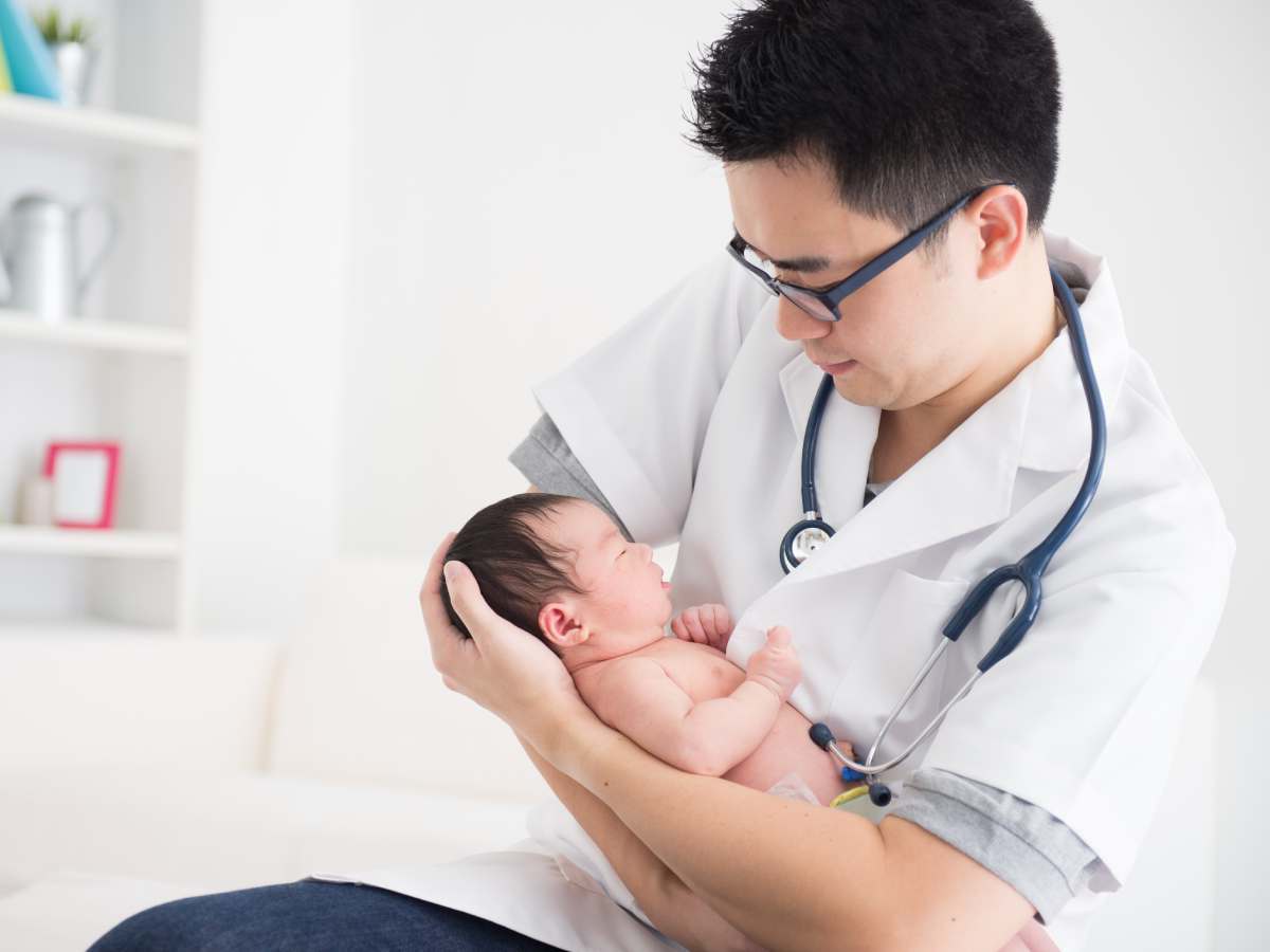 Perkembangan Bayi Yang Sihat Dari Lahir Hingga 12 Bulan Yang Anda Perlu Tahu