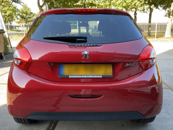 Peugeot 208 8
