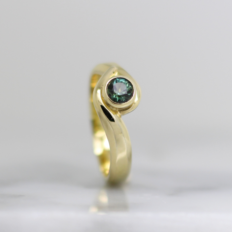 Green sapphire wavy ring