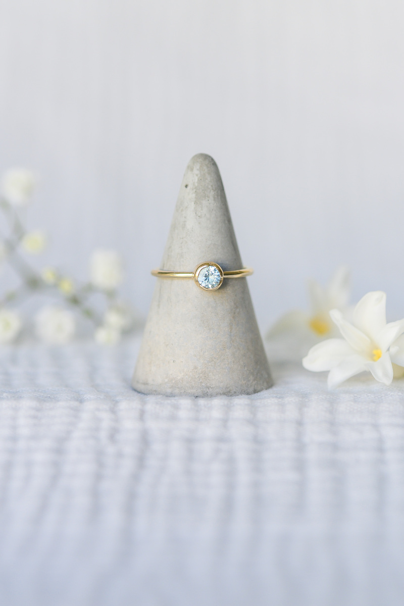 Zircon and 9ct yellow gold bud setting ring