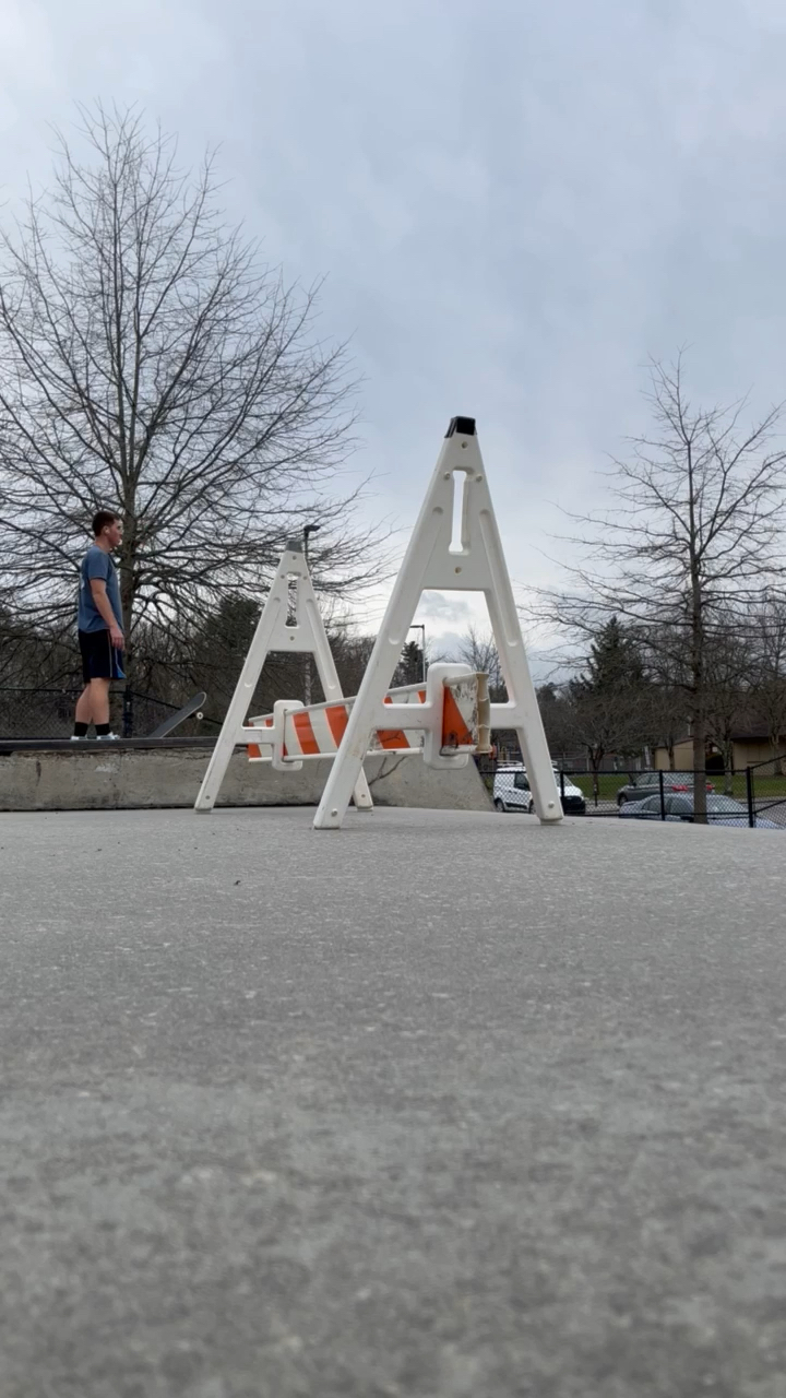 Emari  — skate clip