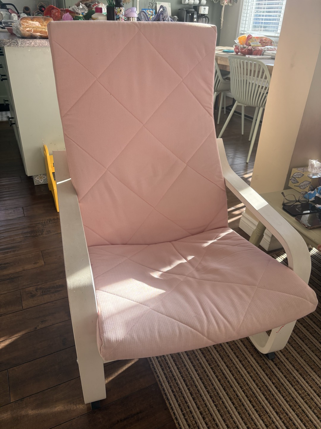 Poang Chair Rosa e Branca — foto 2 de 2