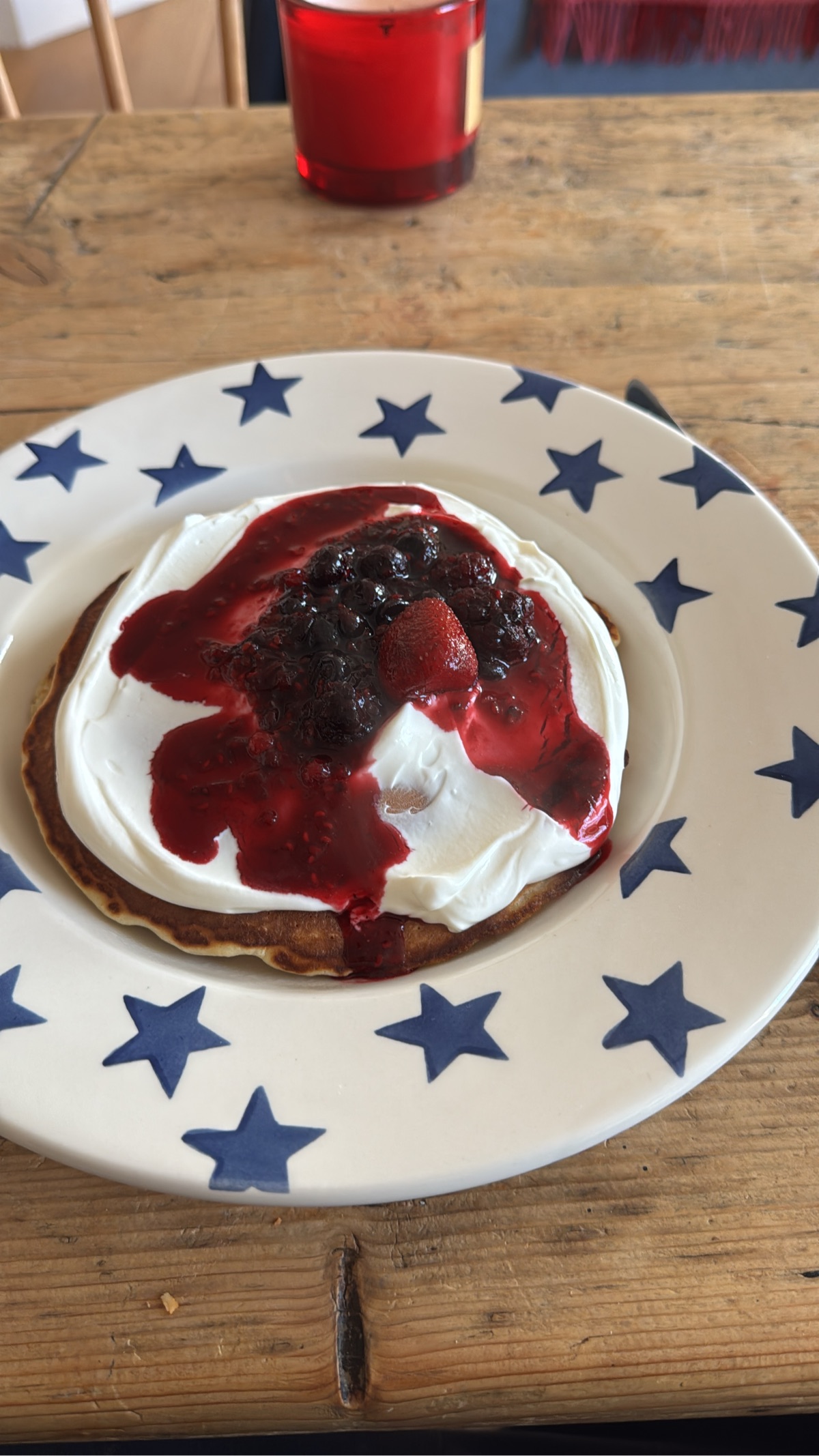 Protein pancakes with greek yog and berry compote - Image 1