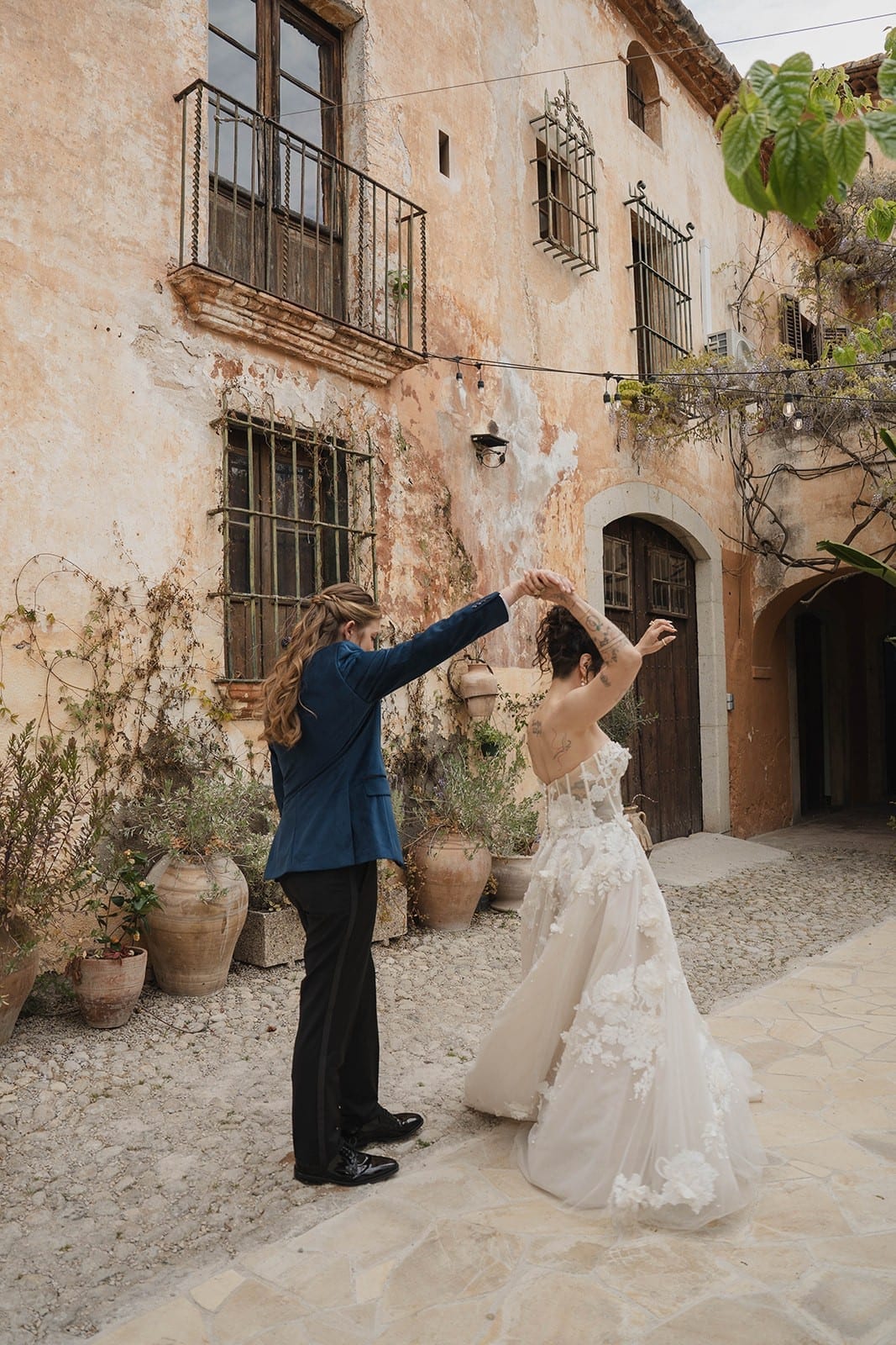 Sam y Elle recién casados