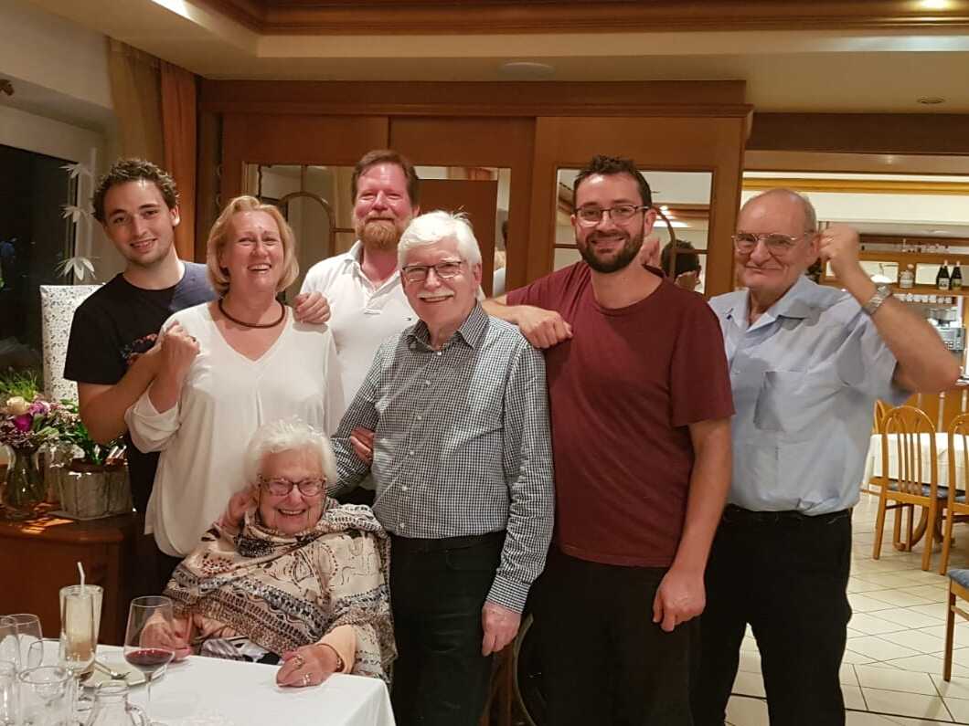 Photo de famille devant la maison
