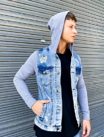 Campera azul manga gris