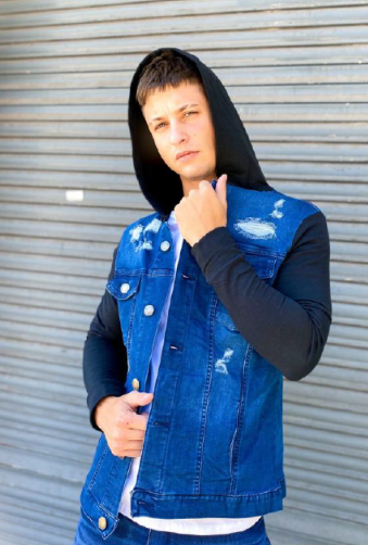 Campera azul manga negra