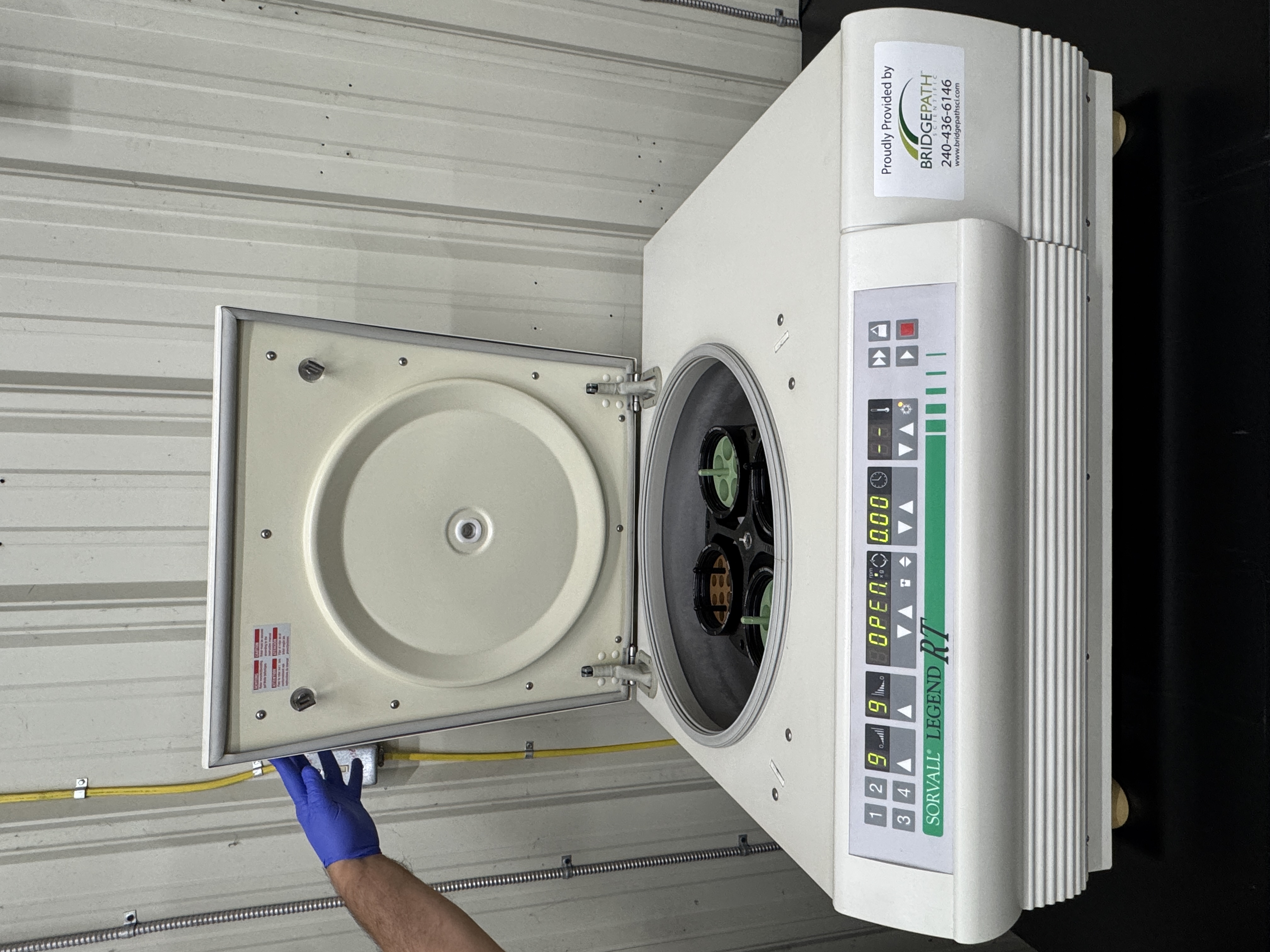Thermo Scientific RT Refrigerated Centrifuge with Rotor and buckets thumbnail 4