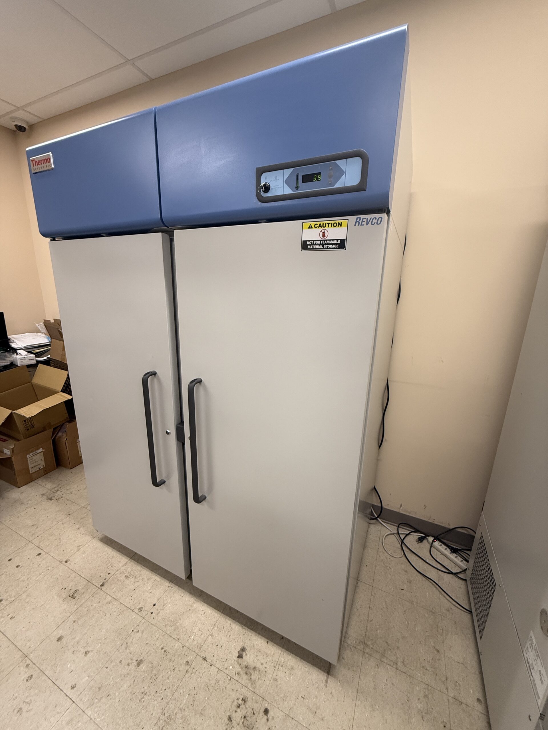 Thermo Scientific Revco 51 cu. ft. REL5004A Dbl Door. Refrigerator thumbnail 3