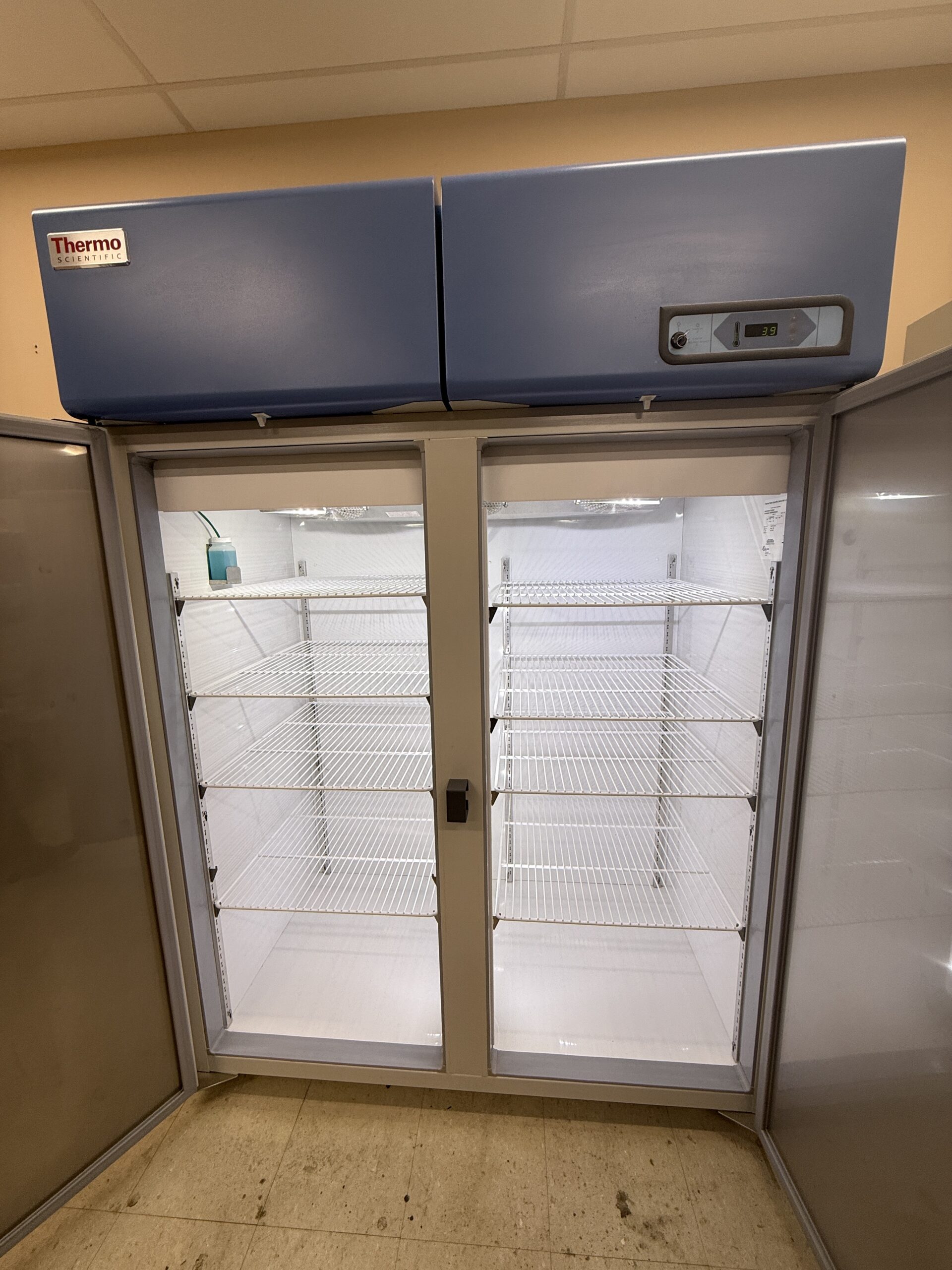 Thermo Scientific Revco 51 cu. ft. REL5004A Dbl Door. Refrigerator thumbnail 4