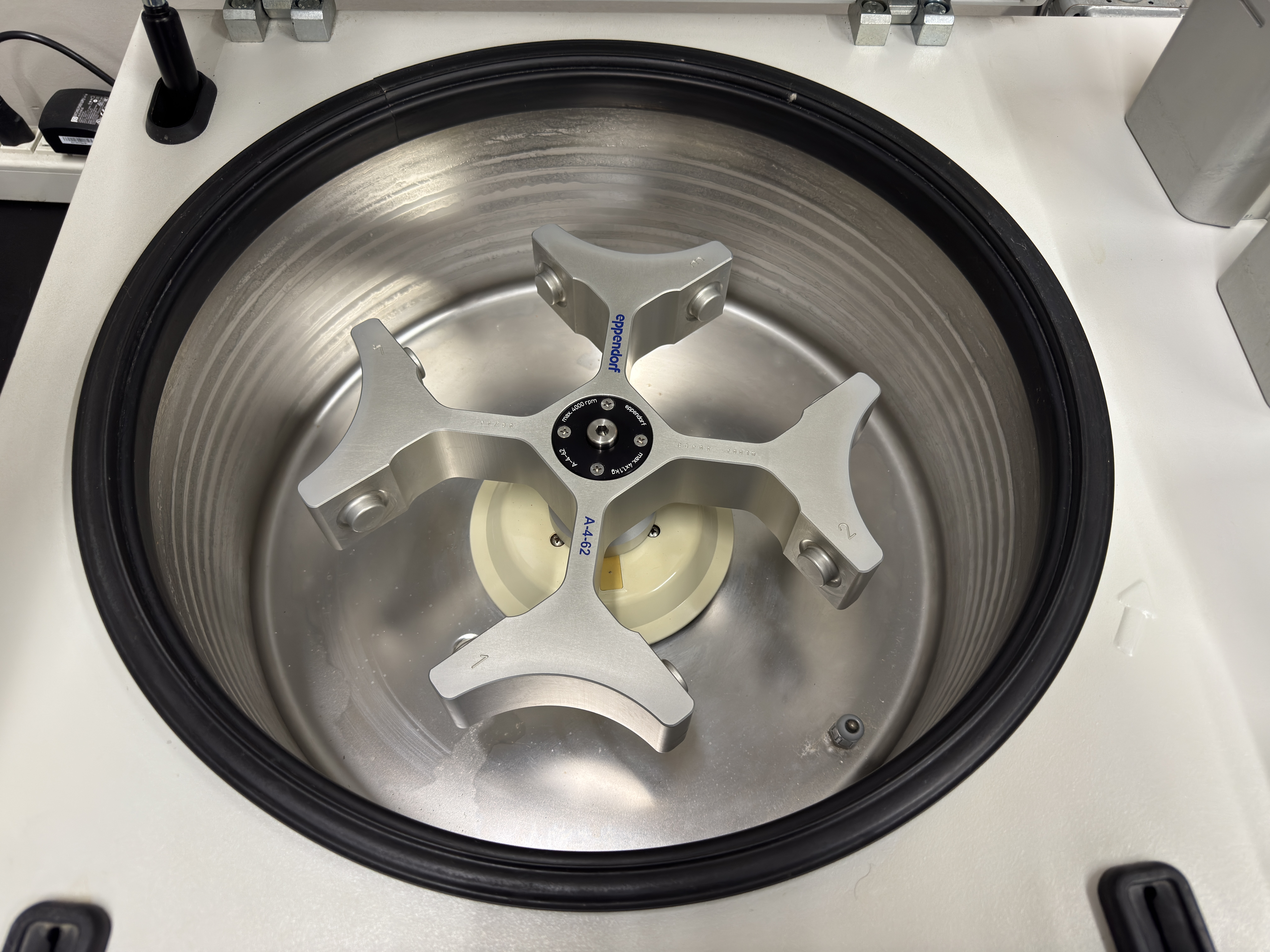 Eppendorf 5810R Refrigerated Benchtop Centrifuge thumbnail 5
