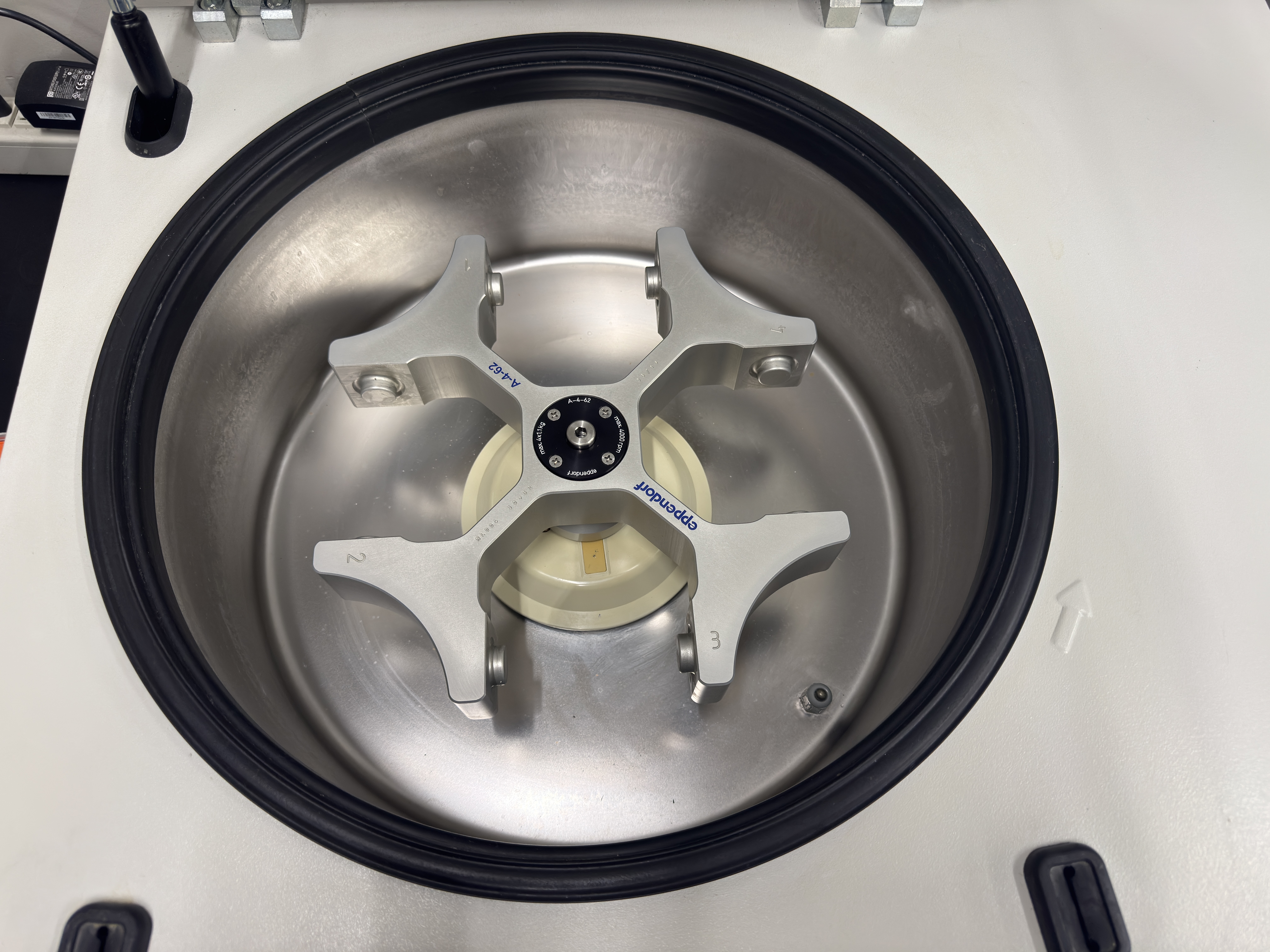 Eppendorf 5810R Refrigerated Benchtop Centrifuge thumbnail 6