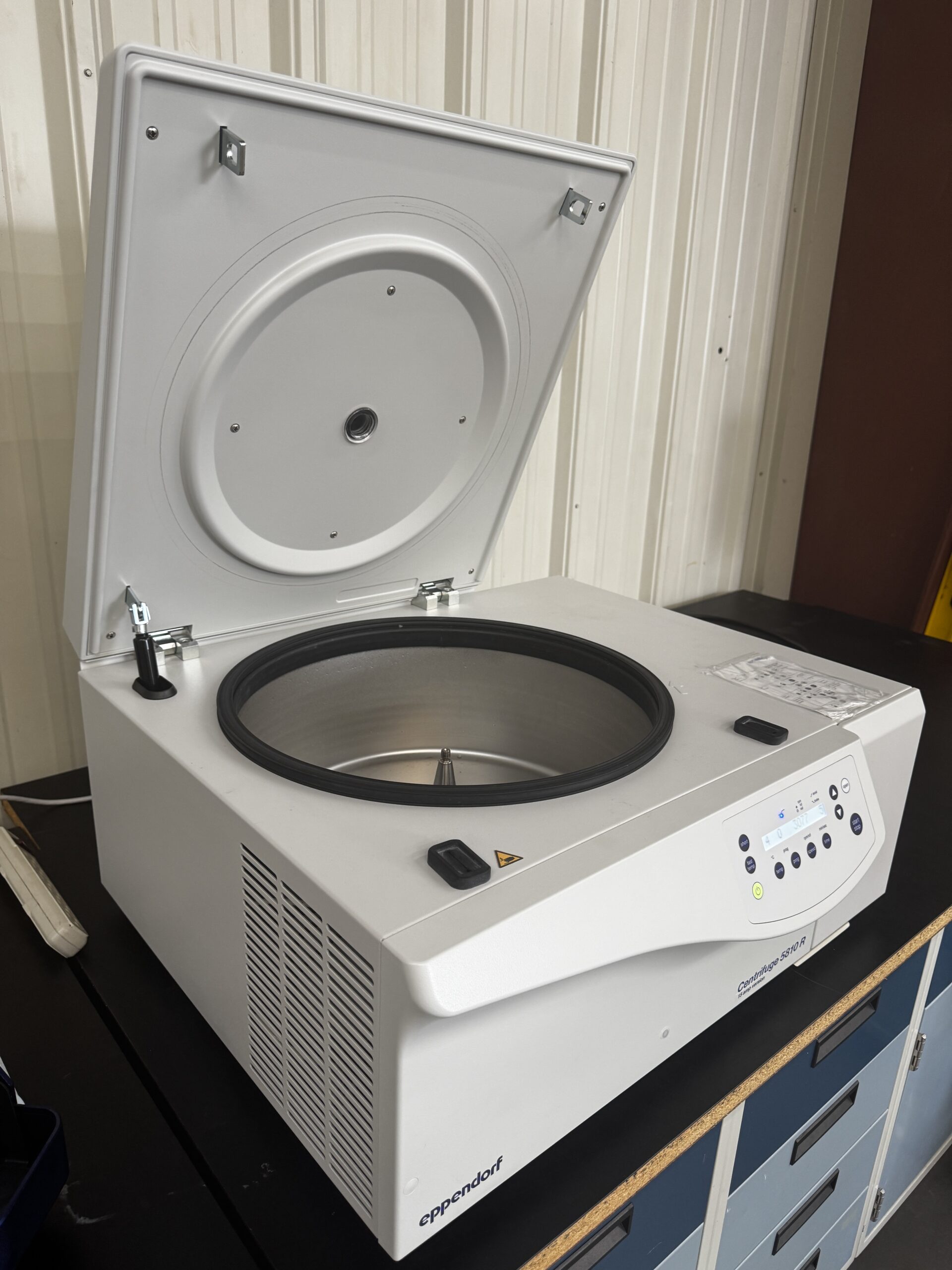 Eppendorf 5810 Benchtop Centrifuge thumbnail 4