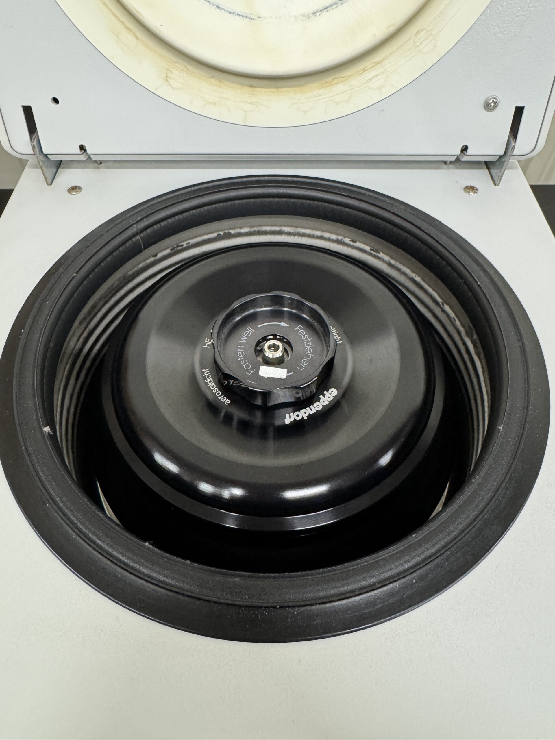 Eppendorf 5417R Refrigerated Benchtop Centrifuge thumbnail 4