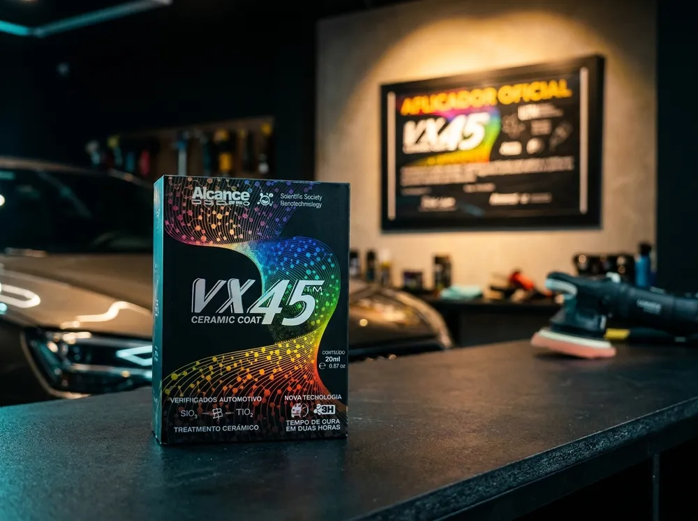 VX45 no estúdio credenciado, com o certificado de aplicador oficial na parede