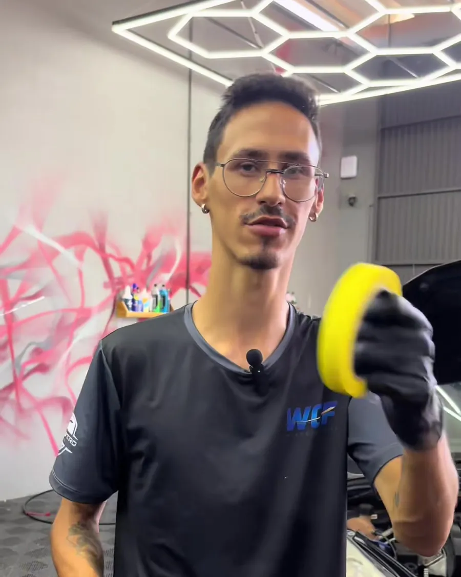 André Stockler segurando uma boina de polimento no estúdio