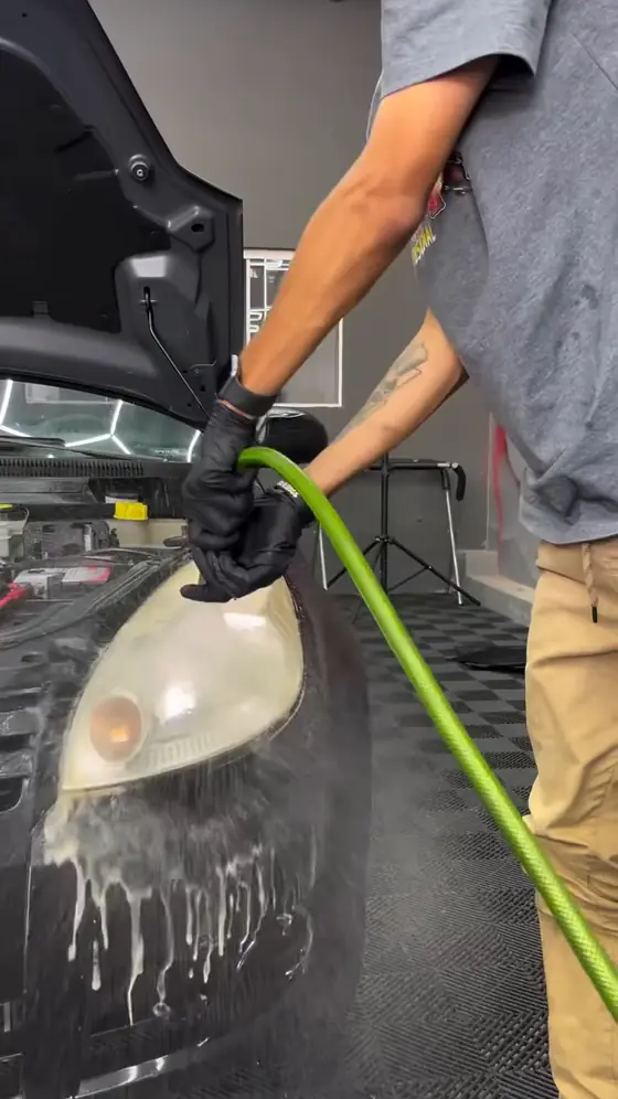 Farol sendo enxaguado na preparação