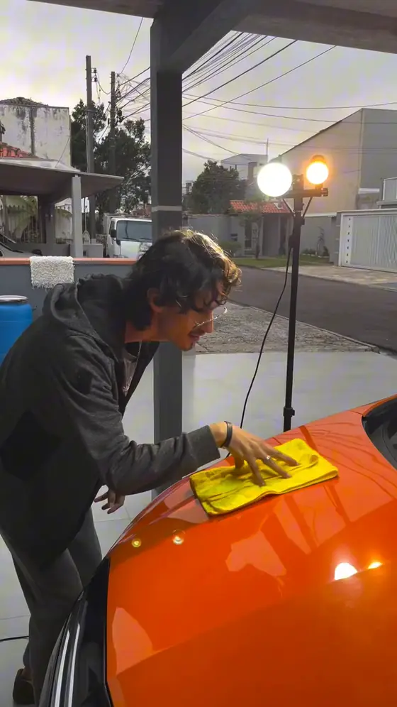 André finalizando o capô com microfibra