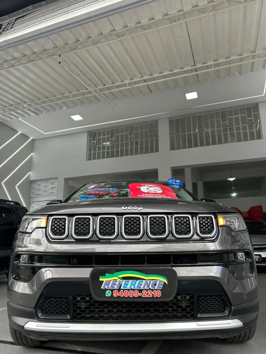 Valter, dono da Reference Automóveis, entregando carro pra família cliente