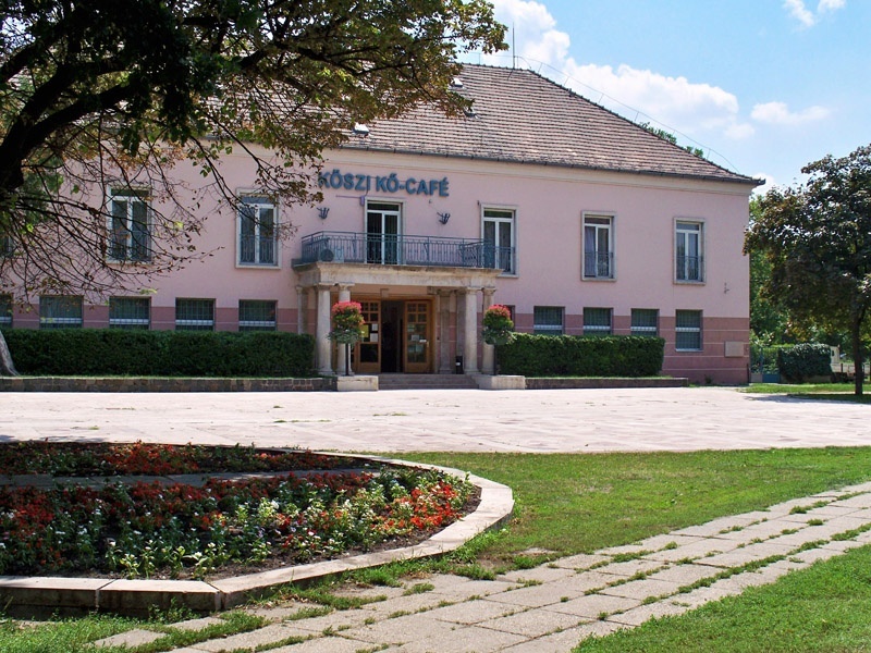 KÖSZI Színházterem