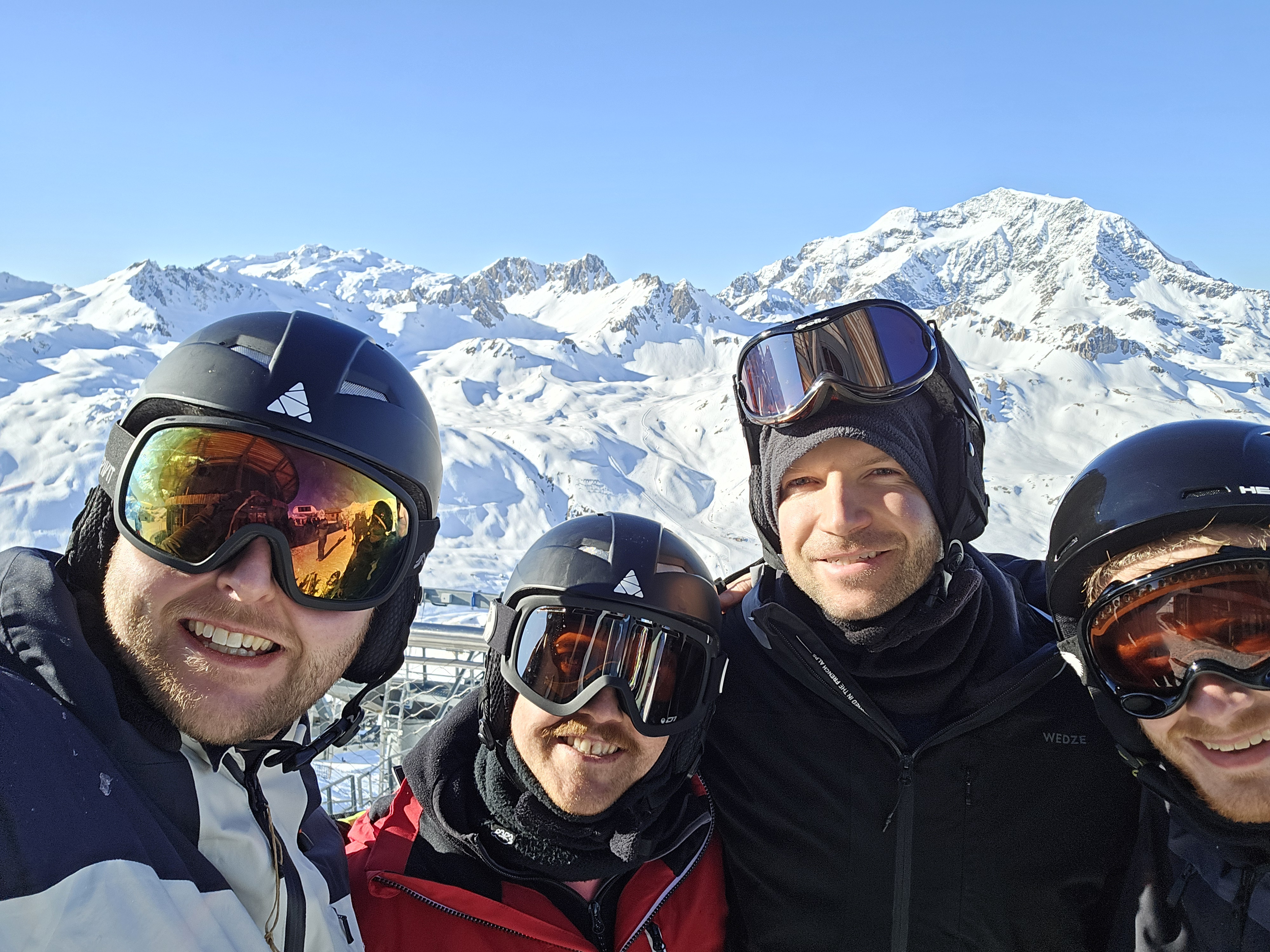 Group of friends ready to ski