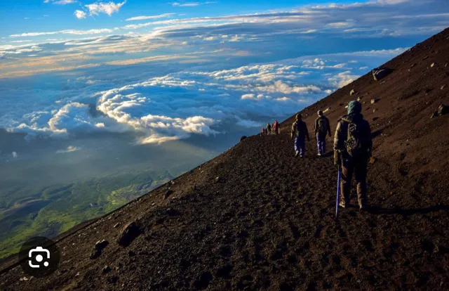 富士山山頂まで登る