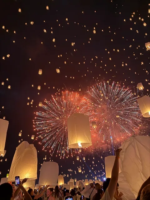 コムローイ祭りに参加（タイ）