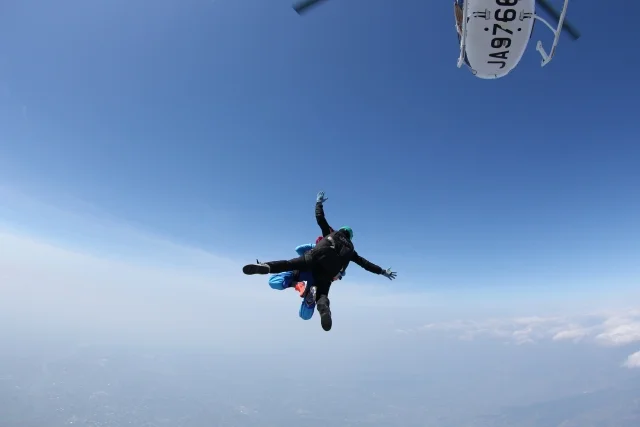 スカイダイビングをする