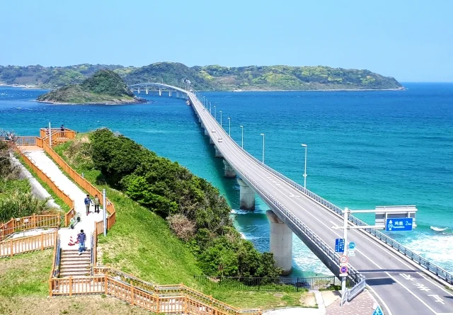 角島大橋を渡る（山口県）