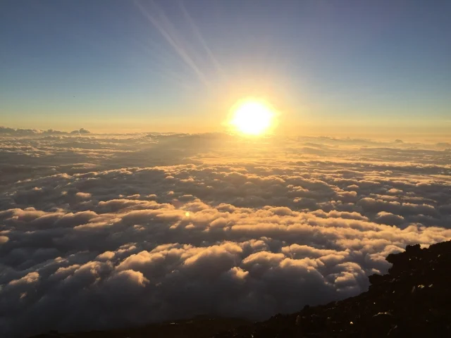富士山でご来光を見る