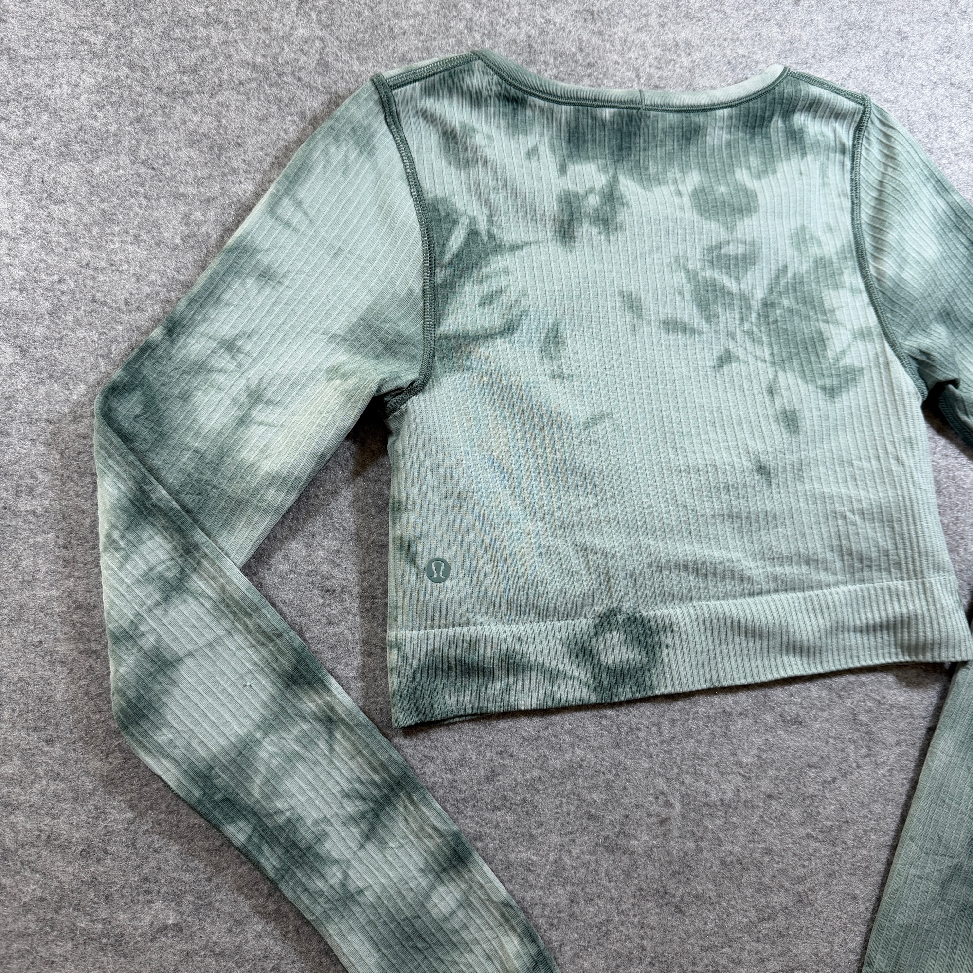 Lululemon Ribbed Crop Top Womens S Green Tie Dye Long Sleeve Built In Bra Yoga thumbnail 2
