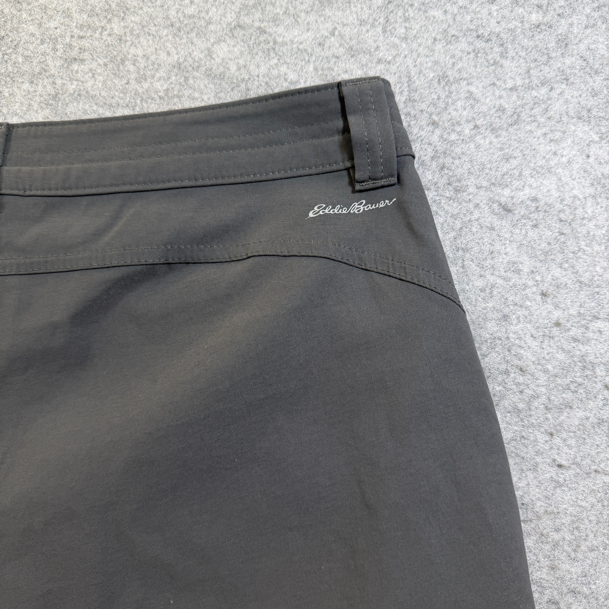Eddie Bauer Cargo Shorts Womens 4 Gray Zippered Pocket Nylon Spandex Relaxed Fit thumbnail 3