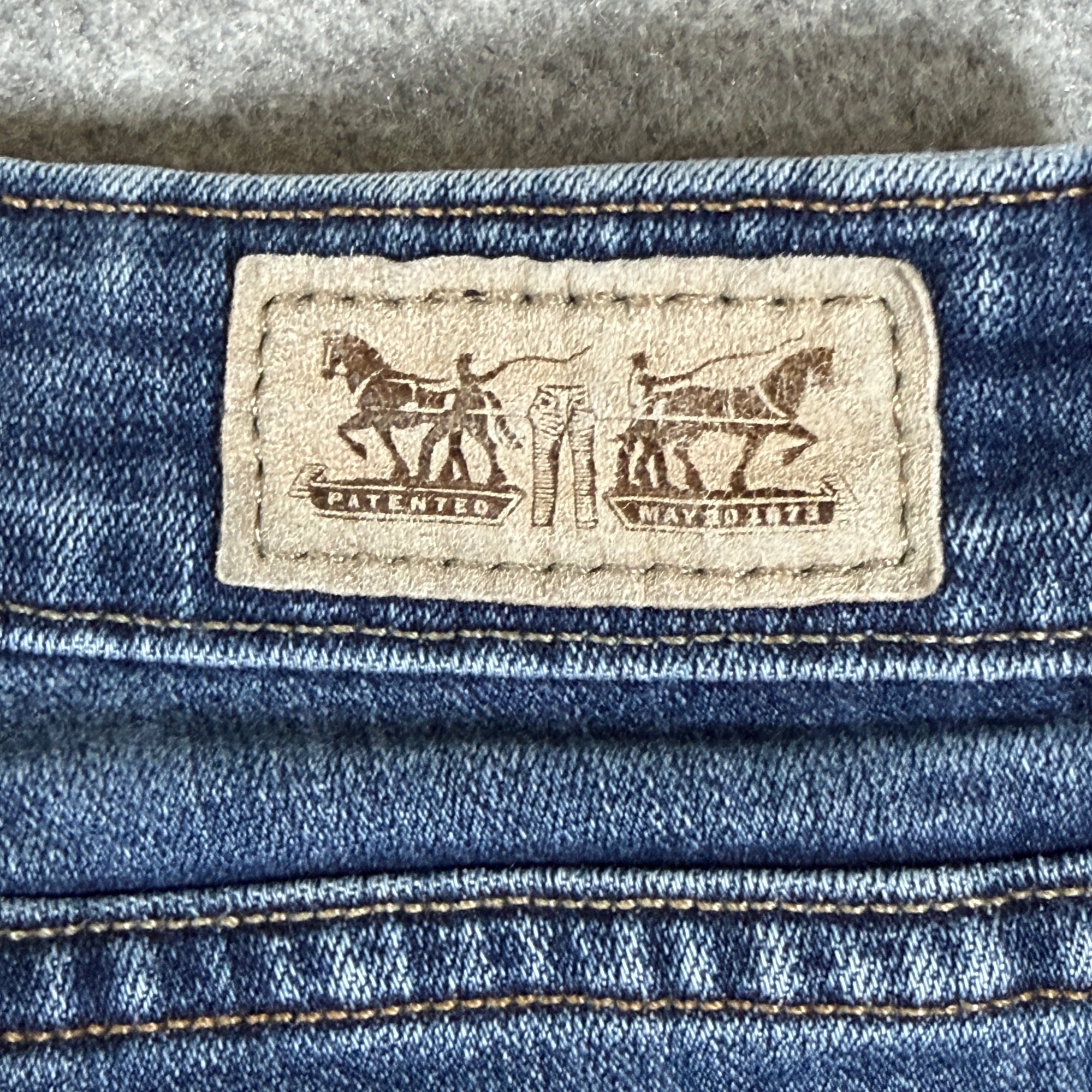 Levi's Mid Rise Skinny Jeans Womens 12 Medium Blue Wash Stretch Denim thumbnail 4