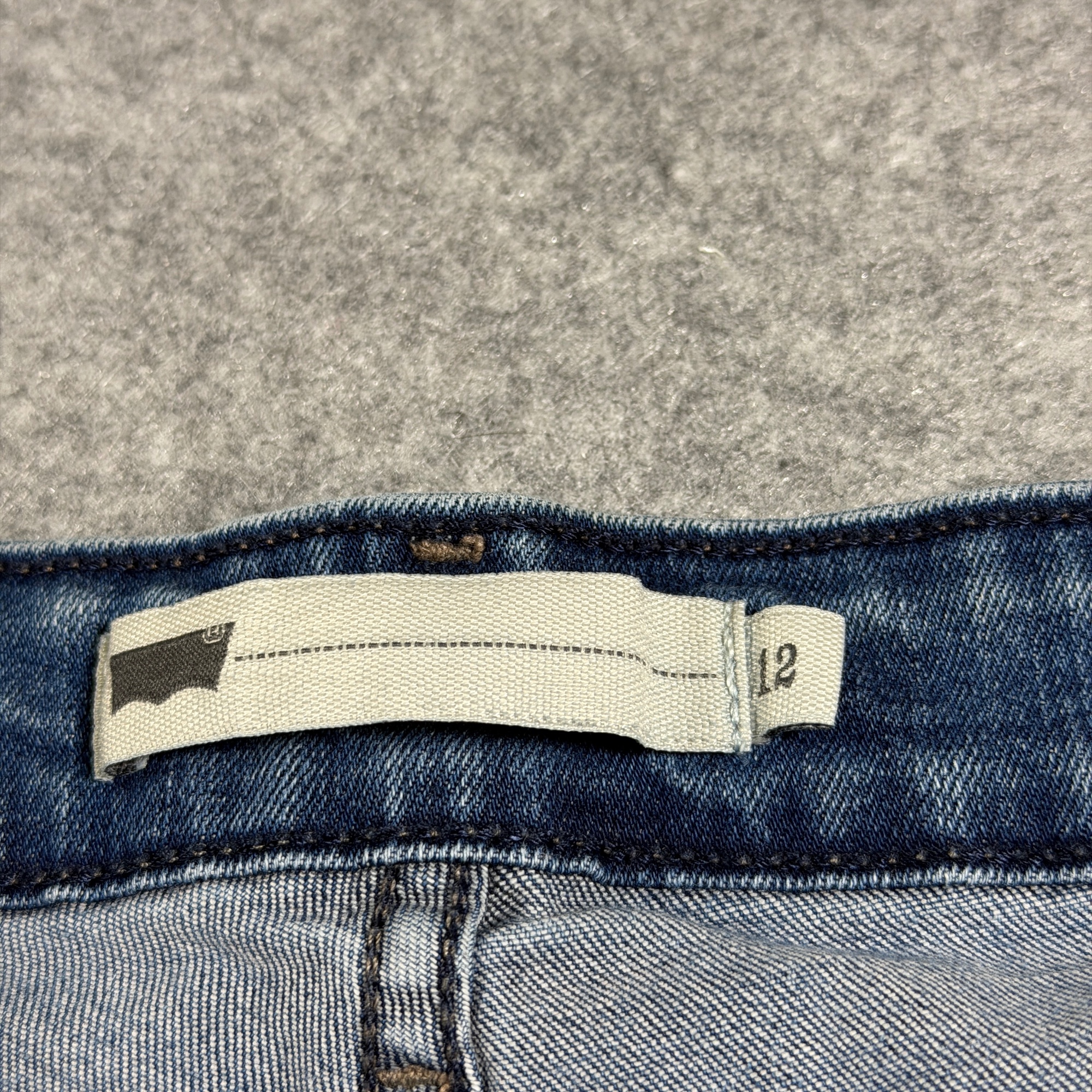 Levi's Red Tab Jean Capri Shorts Womens 12-W31 Blue Denim Cuffed Hem Medium Wash thumbnail 3