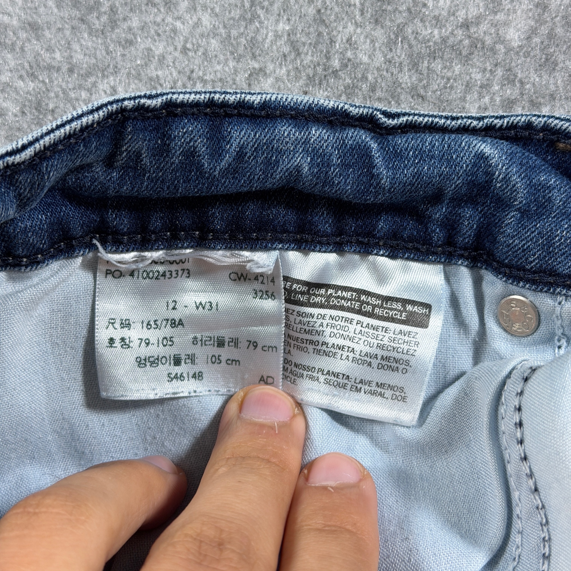Levi's Red Tab Jean Capri Shorts Womens 12-W31 Blue Denim Cuffed Hem Medium Wash thumbnail 4