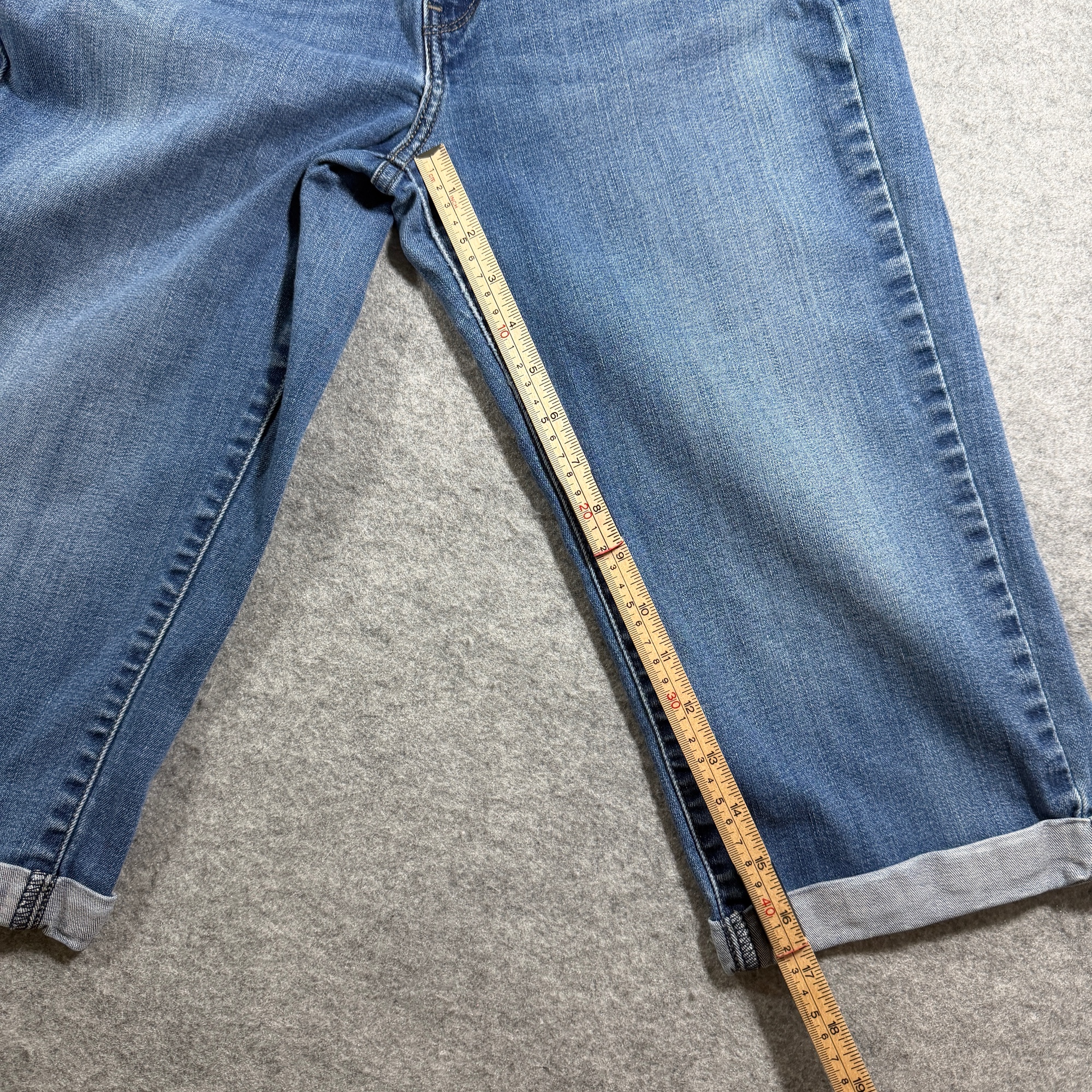 Levi's Red Tab Jean Capri Shorts Womens 12-W31 Blue Denim Cuffed Hem Medium Wash thumbnail 8