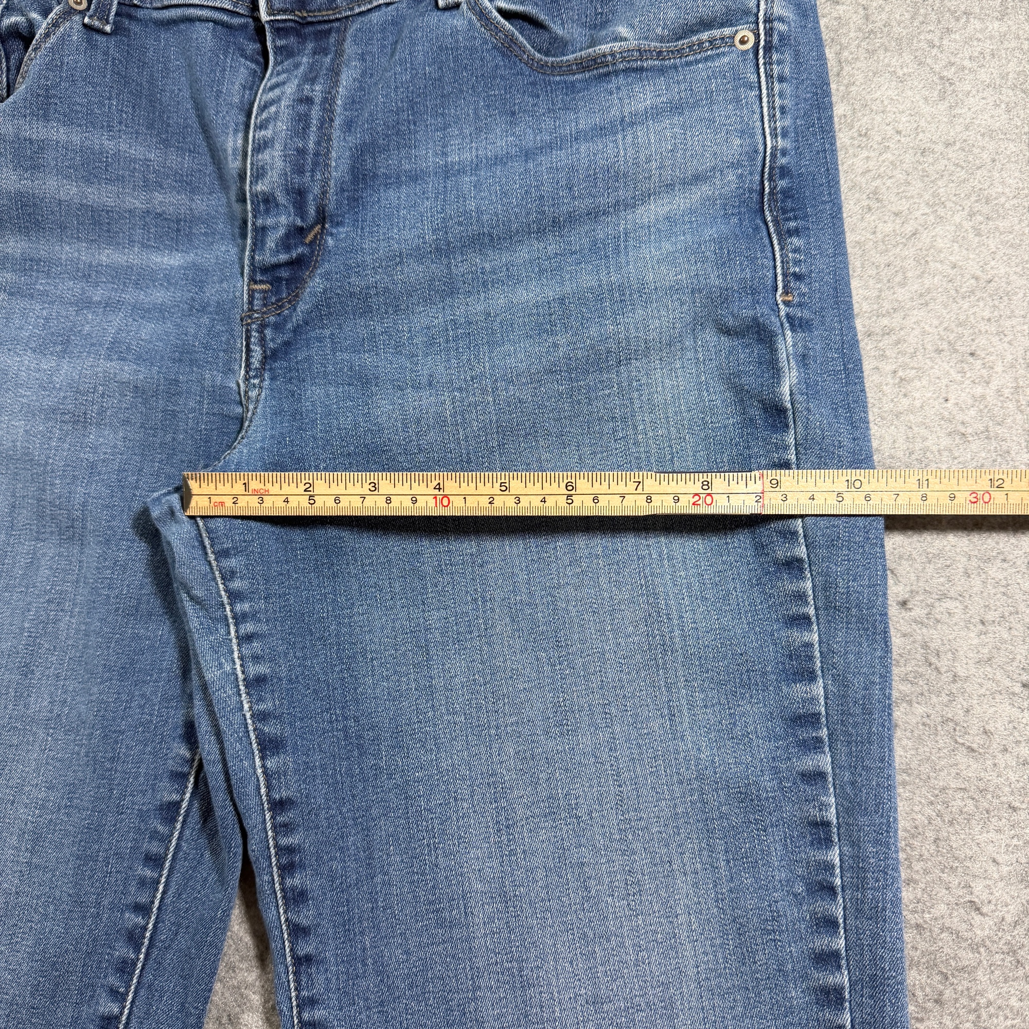 Levi's Red Tab Jean Capri Shorts Womens 12-W31 Blue Denim Cuffed Hem Medium Wash thumbnail 9